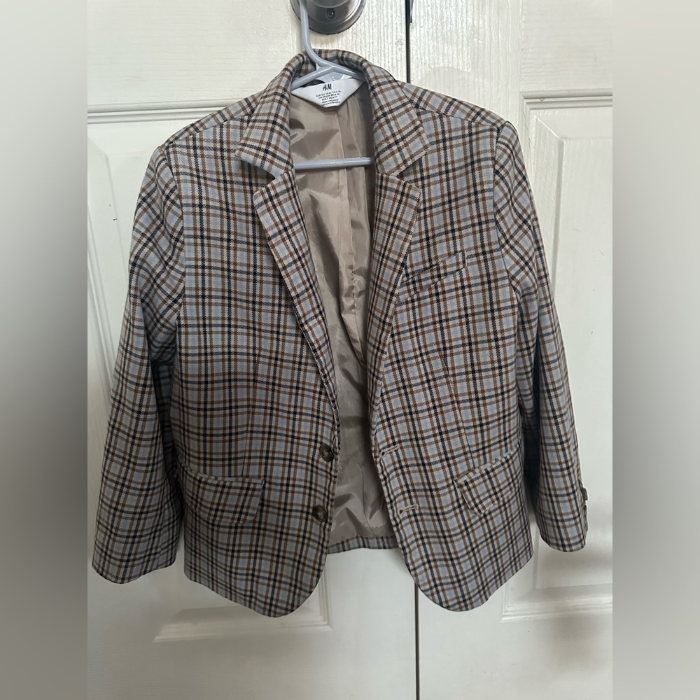 Size 6/7 blazer comes with the matching pants